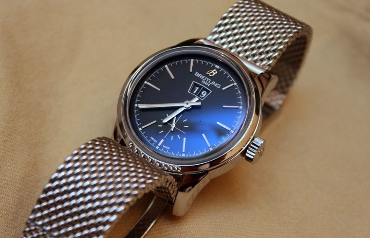 Breitling imitation watches with black dials are in high quality.