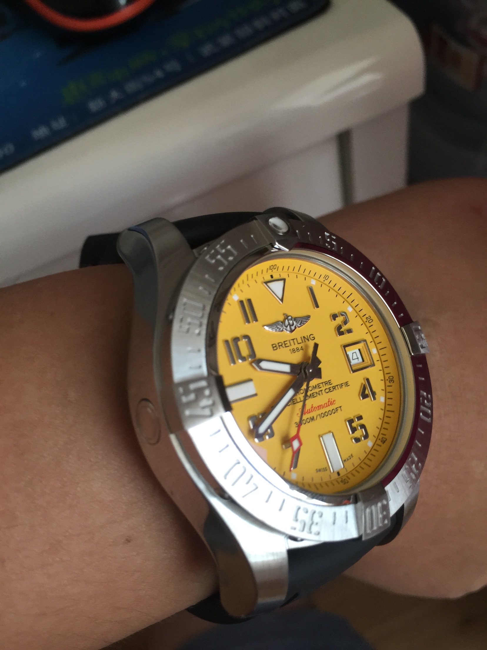 Breitling Imitation watches with yellow dials are outstanding.