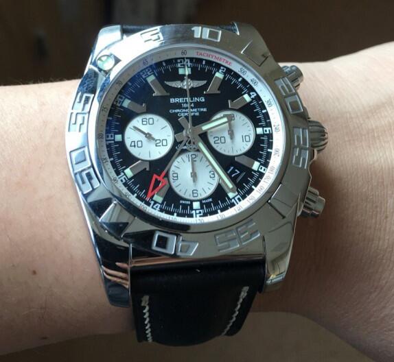 The integrated design of this Breitling is very strong and bold, which is very suitable for strong men.
