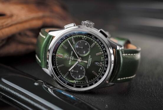 The green tone Breitling is very eye-catching and distinctive.