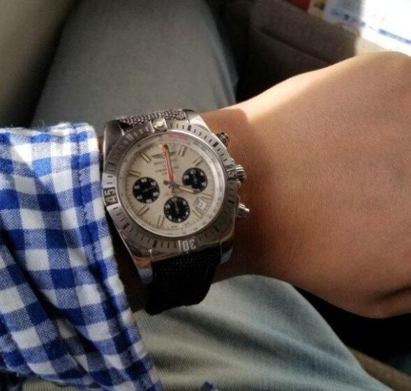 All the elements of Breitling Chronomat make it popular among strong men.