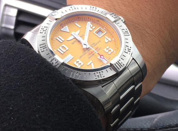 The yellow dial endows the timepiece with eye-catching appearance.