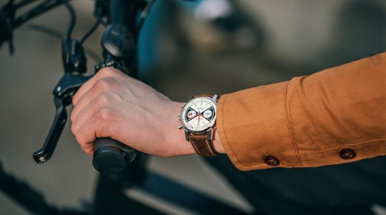 The male copy watches have brown straps.